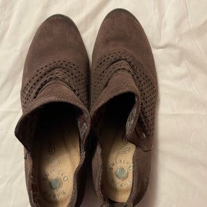 Earth Origins Booties Size 9.5W